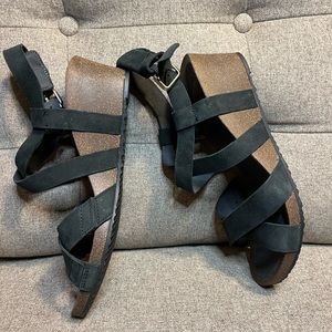 Teva shoe, soft cushioned inside so comfortable for long wear, soft straps